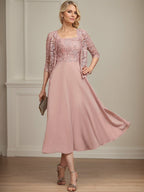 Vestido de mãe da noiva em chiffon e renda, linha A, comprimento tea, decote quadrado com bordados de lantejoulas