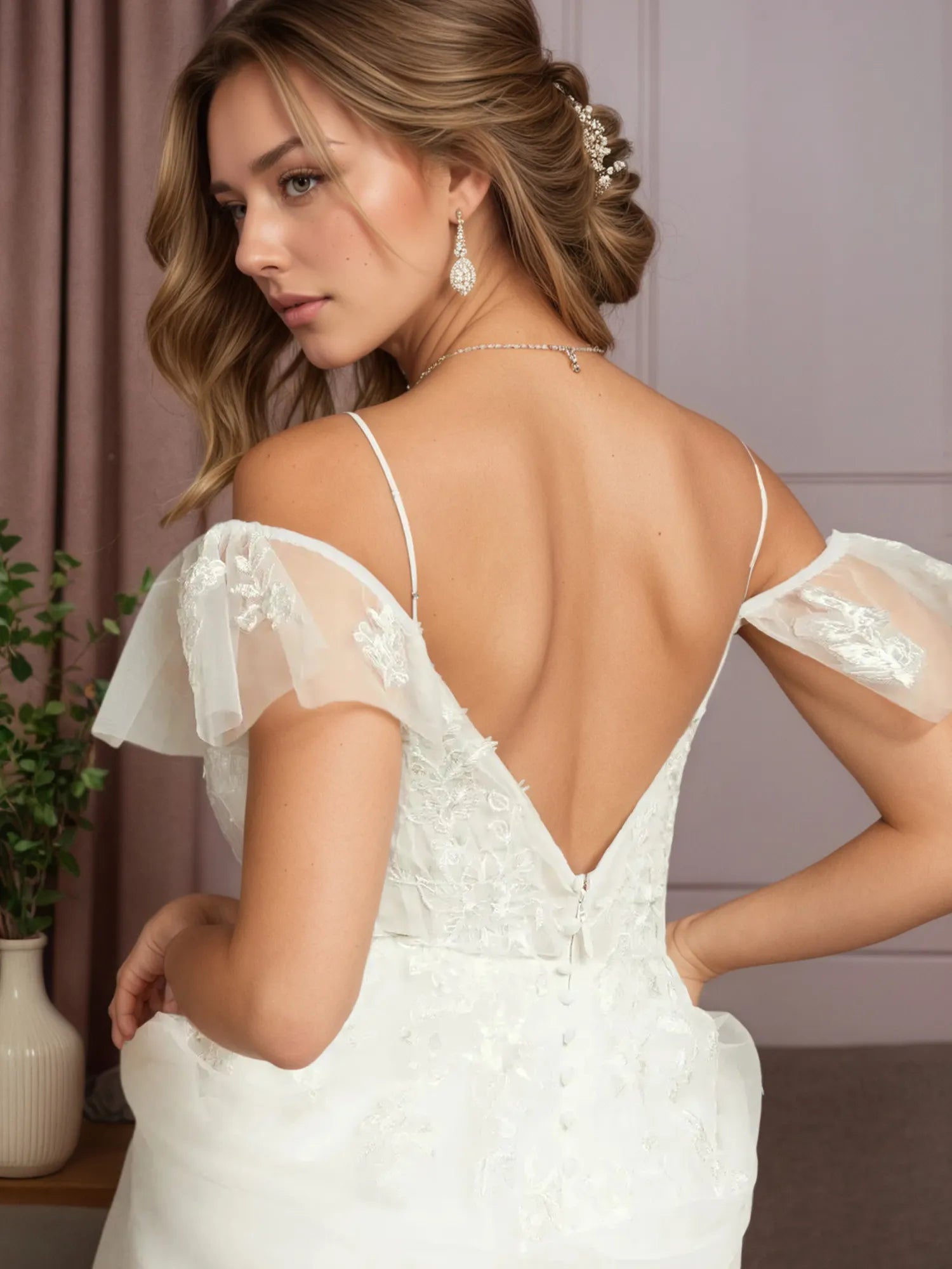Abito da sposa bianco in tulle a linea A con scollo a V, senza maniche e decorato con paillettes