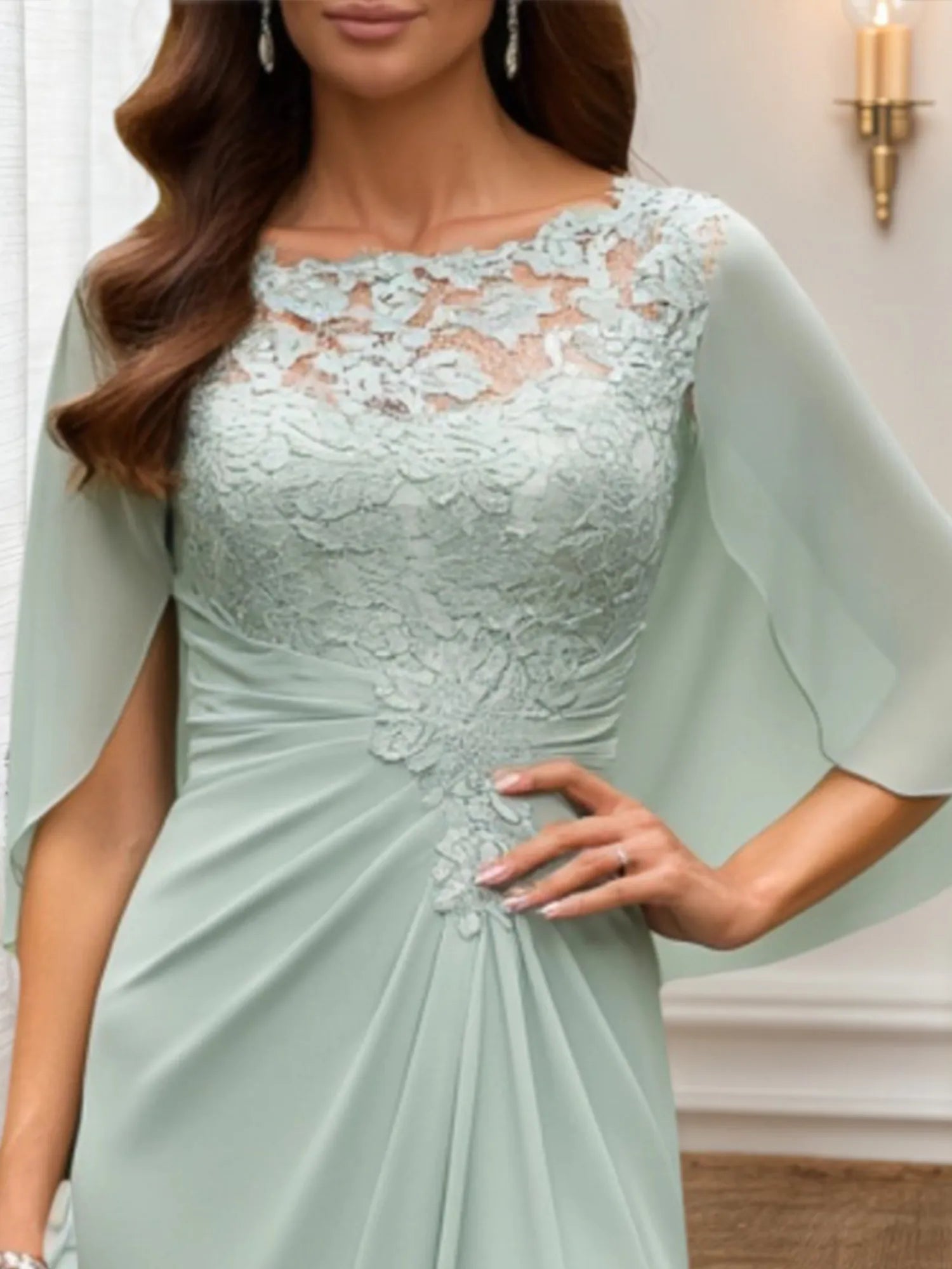 Vestido para madre de la novia verde de encaje con cuello redondo y capa maxi