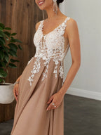 Aprikosenfarbenes Spitzen-Abschlussballkleid mit V-Ausschnitt, ärmellos, A-Linie Maxi-Kleid