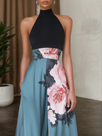 Schwarzes Satin Maxikleid mit Schlitz, Blumenmuster, Neckholder und ärmellos in A-Linie