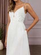 Abito da sposa bianco in chiffon a linea ad A con scollo a V e senza maniche, con paillettes