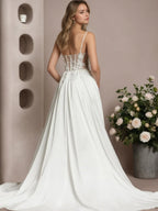 Vestido de noiva branco em cetim stretch com renda, corte A