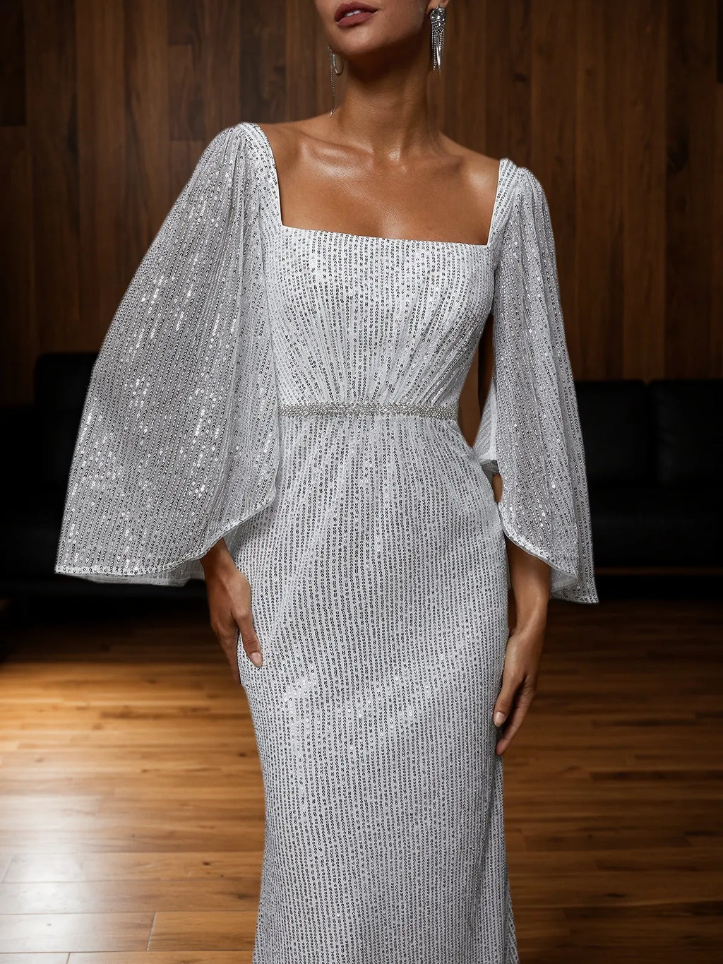 Vestido tubo plateado con lentejuelas de pedrería, escote cuadrado y mangas tres cuartos