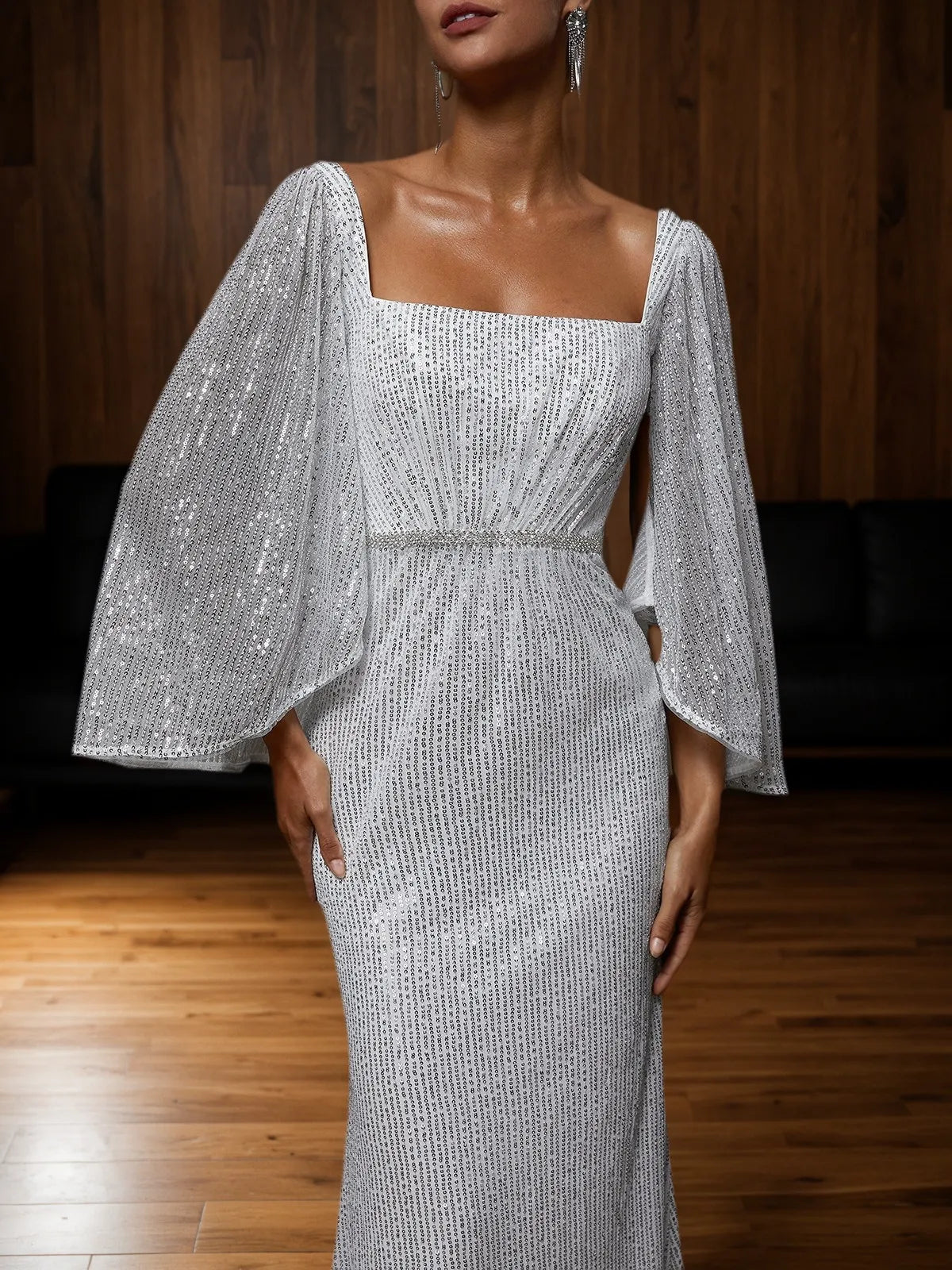Vestido tubo plateado con lentejuelas de pedrería, escote cuadrado y mangas tres cuartos