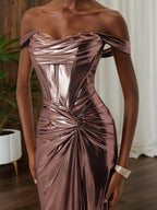 Vestido maxi de satén metálico arrugado color rosa oscuro con corsé, corte tubo, hombros descubiertos y sin mangas