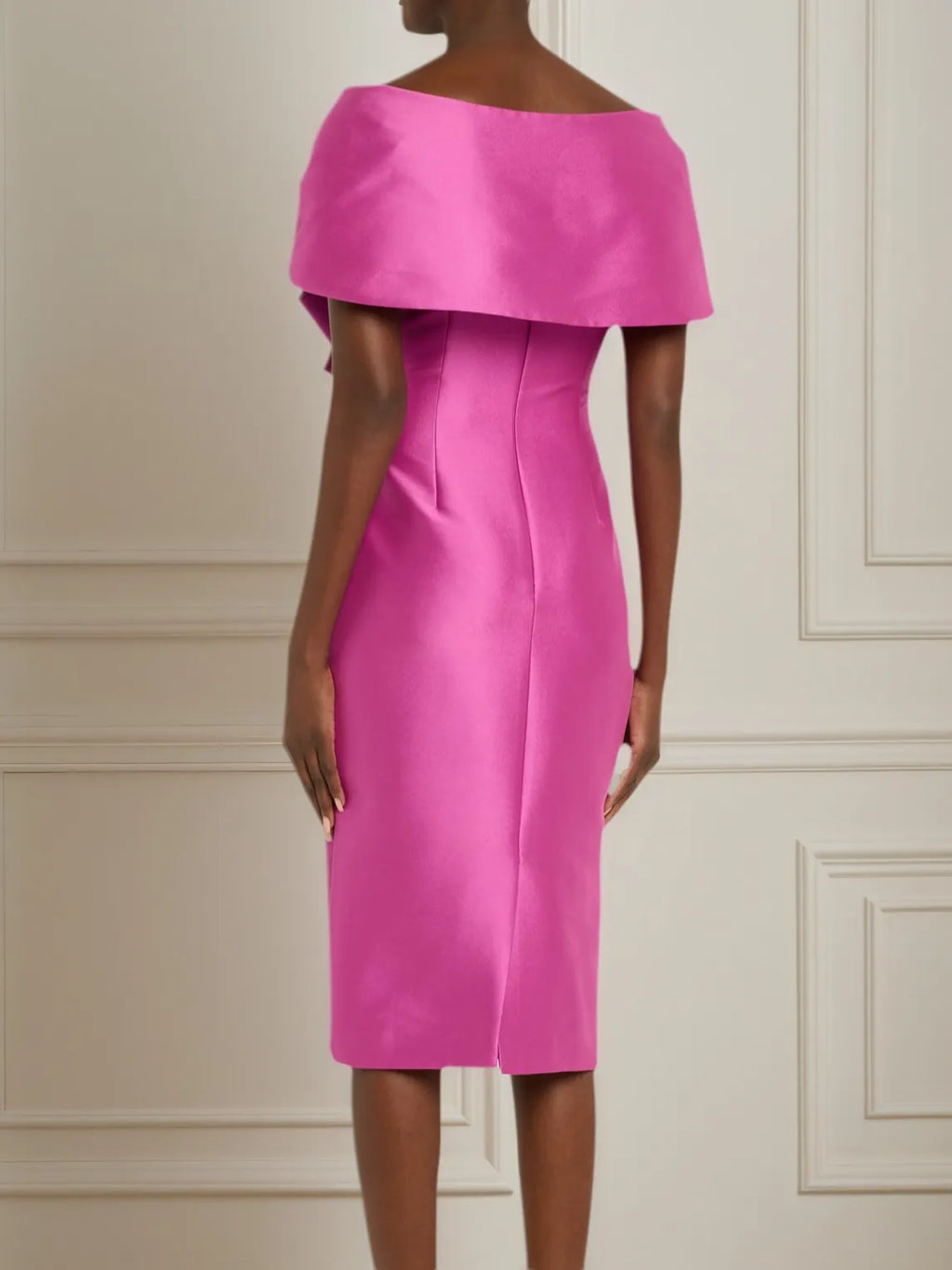 Abito midi in satin rosso con fiocco e scollo a barca