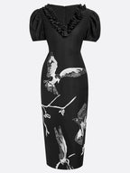 Vestido midi preto com pregas, decote em V e mangas bufantes