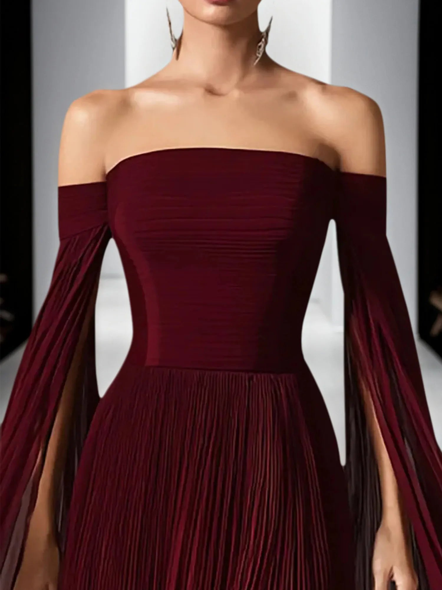 Vestido formal largo burdeos fluido con escote off-shoulder, plisado y capa