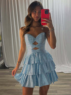 Vestido corto de fiesta satinado en línea A sin tirantes con escote corazón y abertura tipo ojo de cerradura