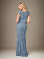 Vestido longo azul acinzentado de chiffon com decote em V, mangas curtas e aplicações