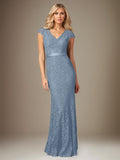 Vestido longo azul acinzentado de chiffon com decote em V, mangas curtas e aplicações