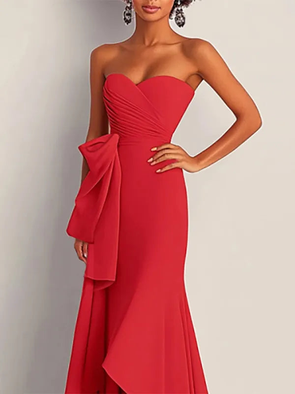 Vestido formal rojo sin tirantes, plisado en la cintura y drapeado, largo hasta el suelo