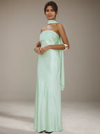 Vestido formal largo de satén verde menta con escote halter y sin mangas