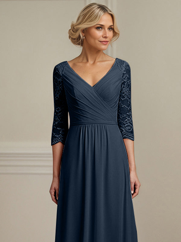 Vestido de madre de la novia línea A azul marino oscuro con escote en V, encaje y gasa largo hasta el suelo con plisados