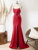 Vestido longo vermelho sereia com corpete, alças finas e apliques para formatura