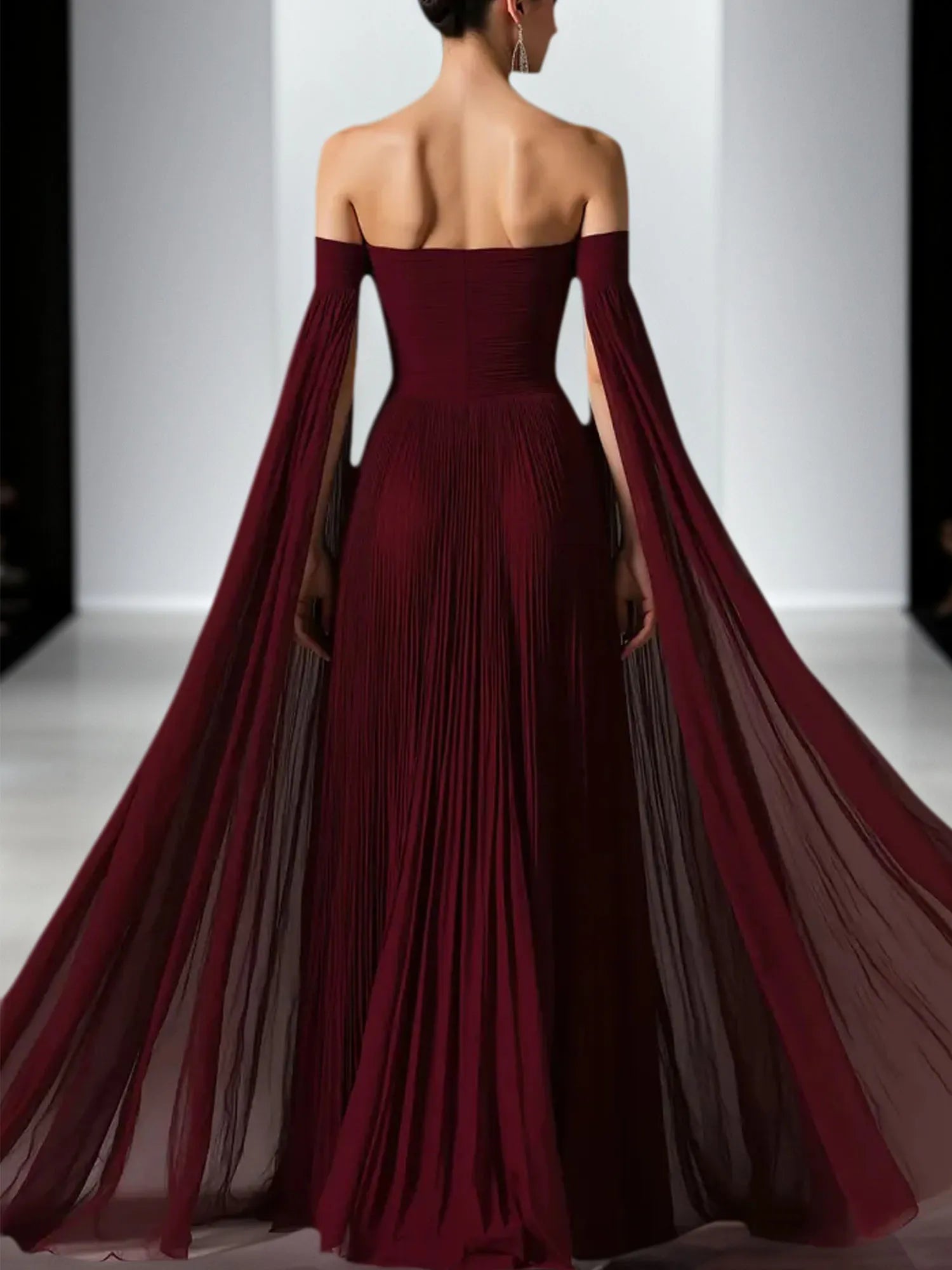 Vestido formal largo burdeos fluido con escote off-shoulder, plisado y capa