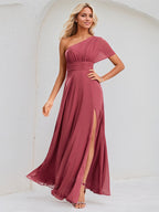 Vestido largo de dama de honor de gasa color canela con línea A, un hombro y mangas cortas