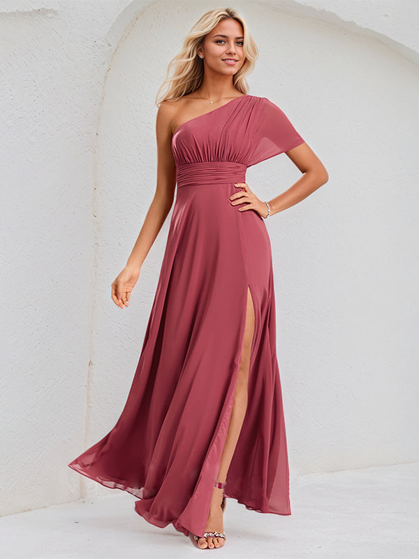 Vestido largo de dama de honor de gasa color canela con línea A, un hombro y mangas cortas