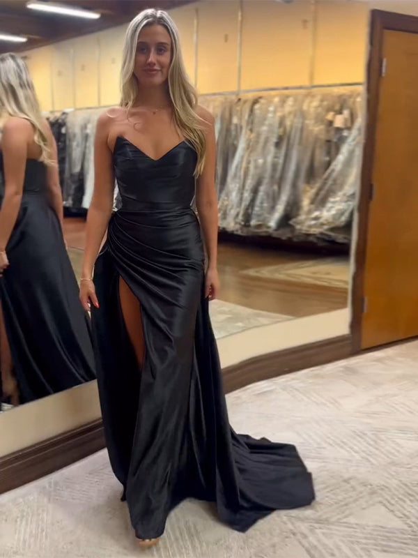 Schwarzes Meerjungfrauen-Abendkleid aus Satin, trägerlos mit V-Ausschnitt, gerafftem Oberteil und hohem Schlitz