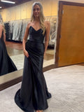 Schwarzes Meerjungfrauen-Abendkleid aus Satin, trägerlos mit V-Ausschnitt, gerafftem Oberteil und hohem Schlitz