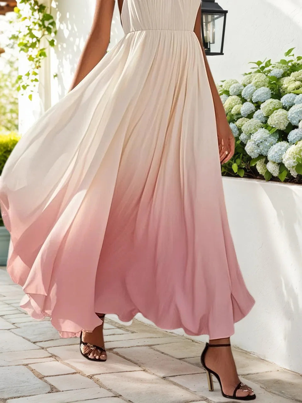 Vestido longo rosa evasê em chiffon com decote halter, efeito ombré, pérolas, recorte e gola alta falsa