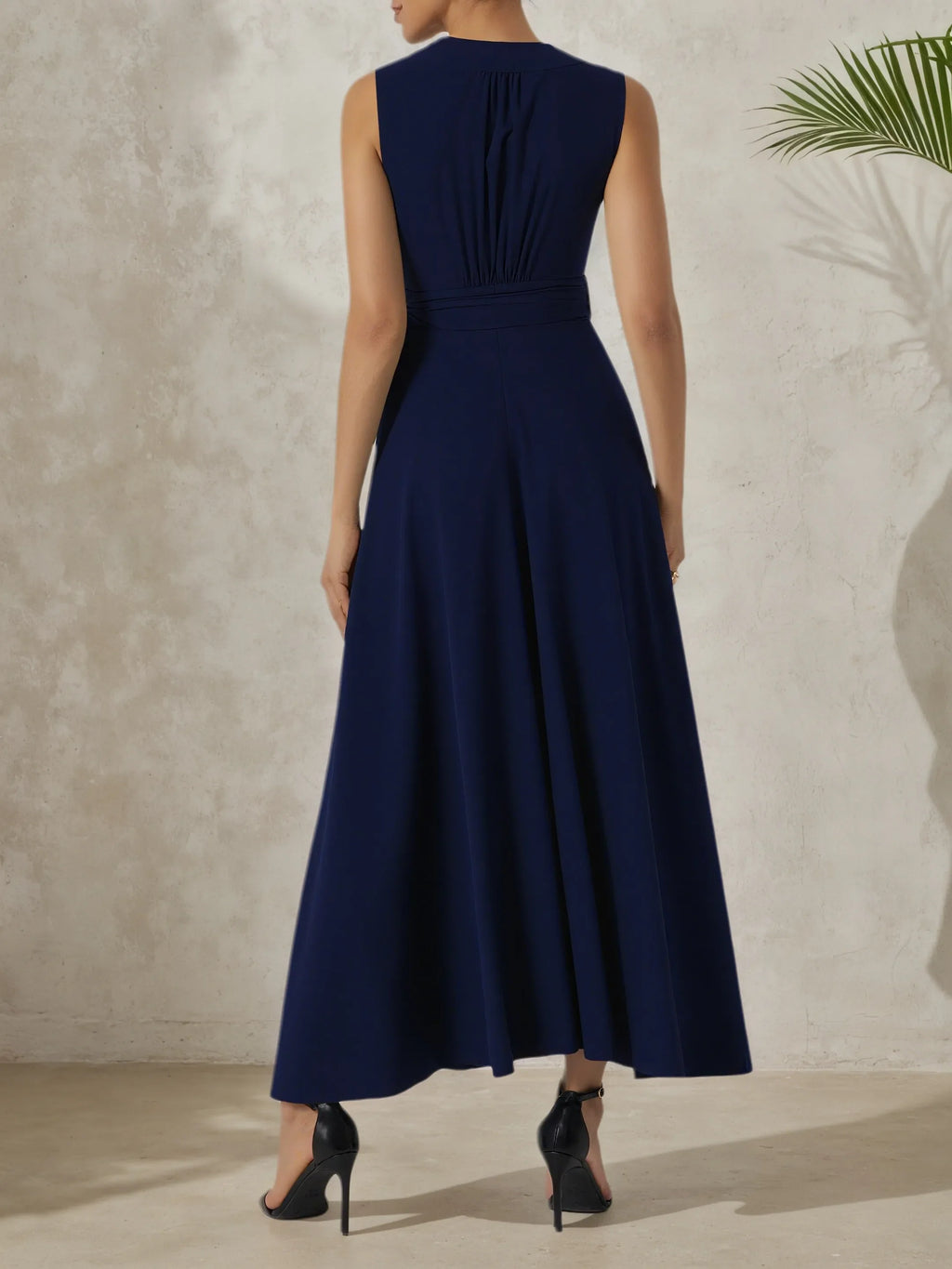 Robe maxi portefeuille en lyocell lin bleu violacé à col en V sans manches ligne A avec nœud