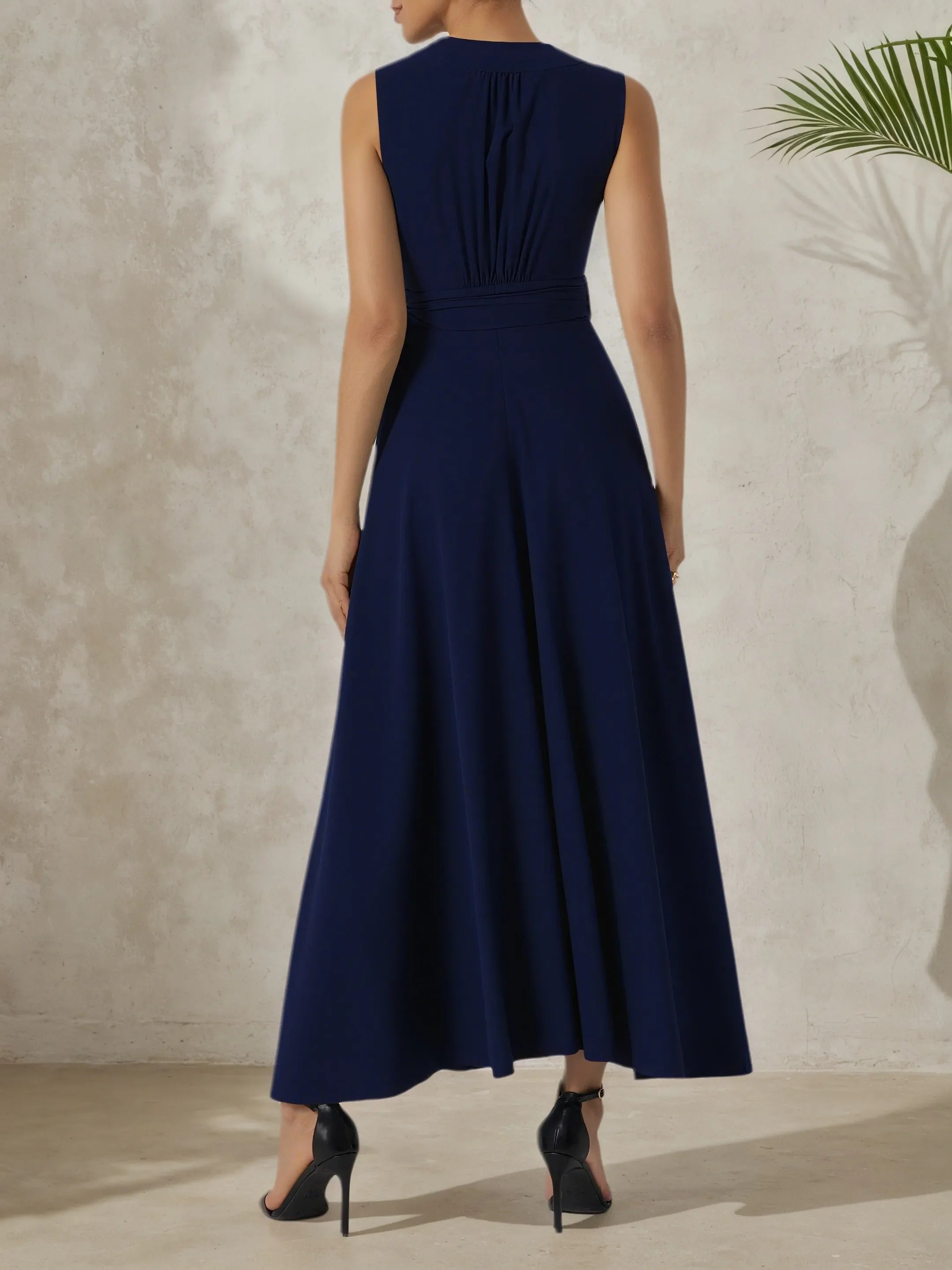 Robe maxi portefeuille en lyocell lin bleu violacé à col en V sans manches ligne A avec nœud