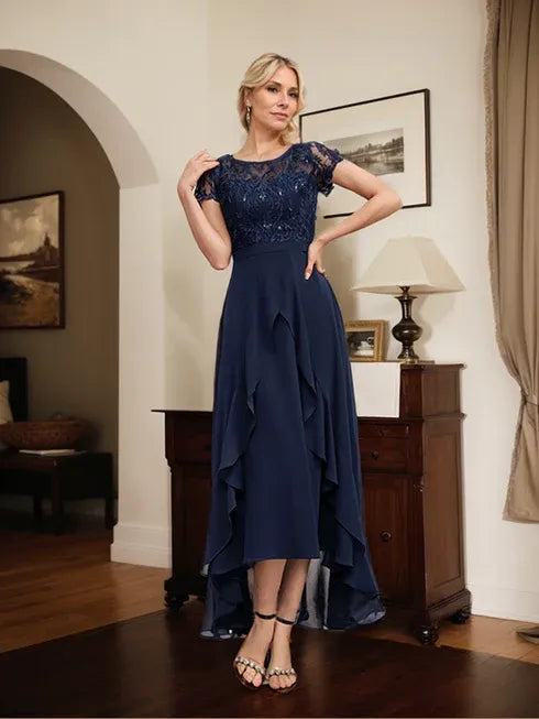Vestido de mãe da noiva em chiffon assimétrico com decote redondo, ilusão, renda, laço, babados e lantejoulas em corte evasê