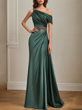 Vestido formal verde con un solo hombro, cinturón de pedrería en la cintura y largo hasta el suelo