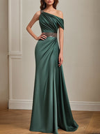 Vestido formal verde con un solo hombro, cinturón de pedrería en la cintura y largo hasta el suelo