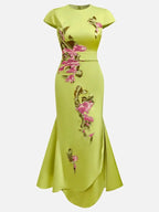 Vestido maxi tipo tubo con bordado floral verde, manga corta con volante y abertura