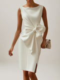 Robe blanche en crêpe stretch, col rond, sans manches, longueur genou avec nœud