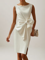 Robe blanche en crêpe stretch, col rond, sans manches, longueur genou avec nœud