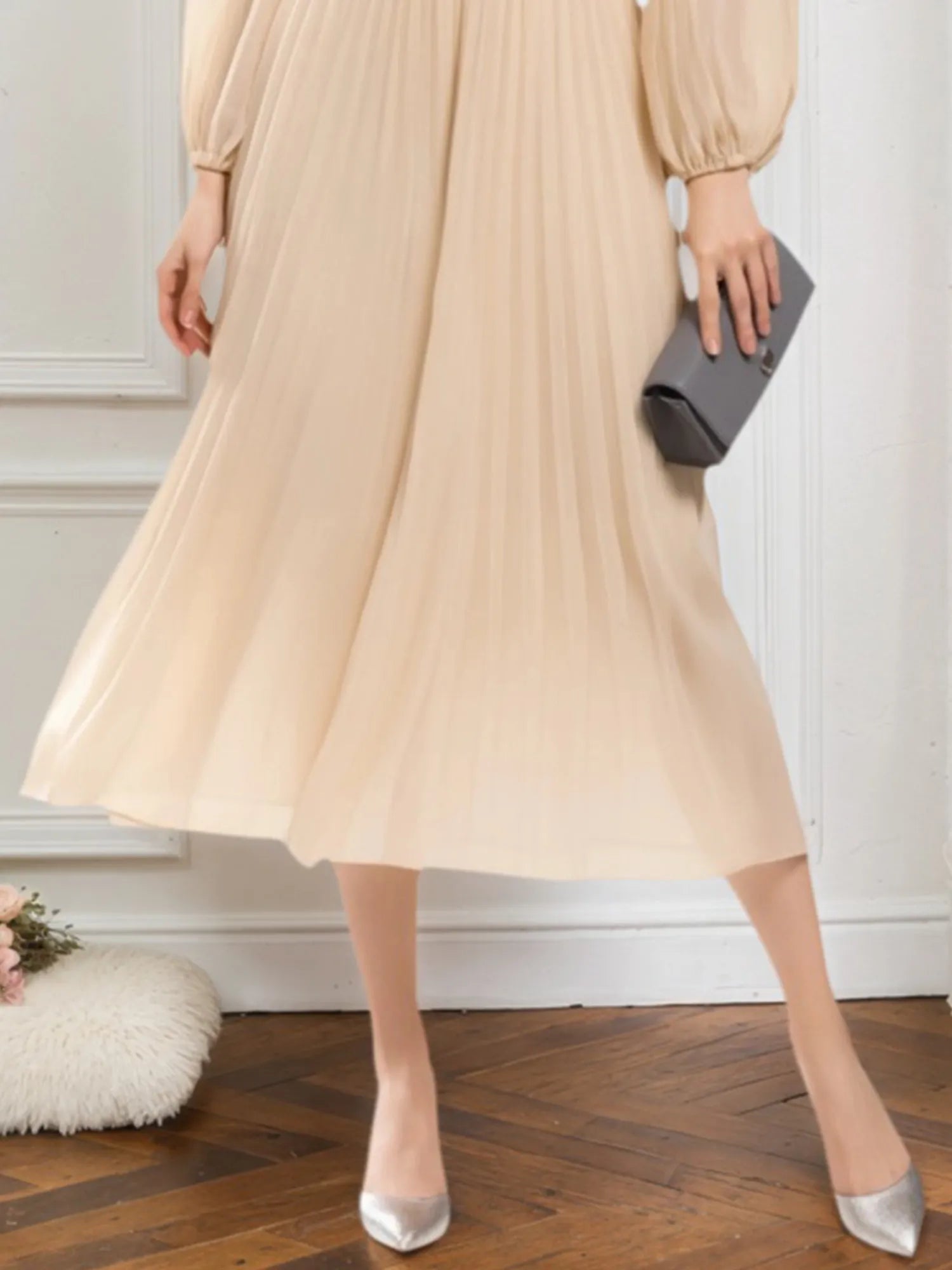 Vestido de fiesta midi en línea A beige de gasa plisada con escote en V