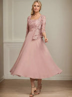 Vestido de mãe da noiva em chiffon e renda, linha A, comprimento tea, decote quadrado com bordados de lantejoulas
