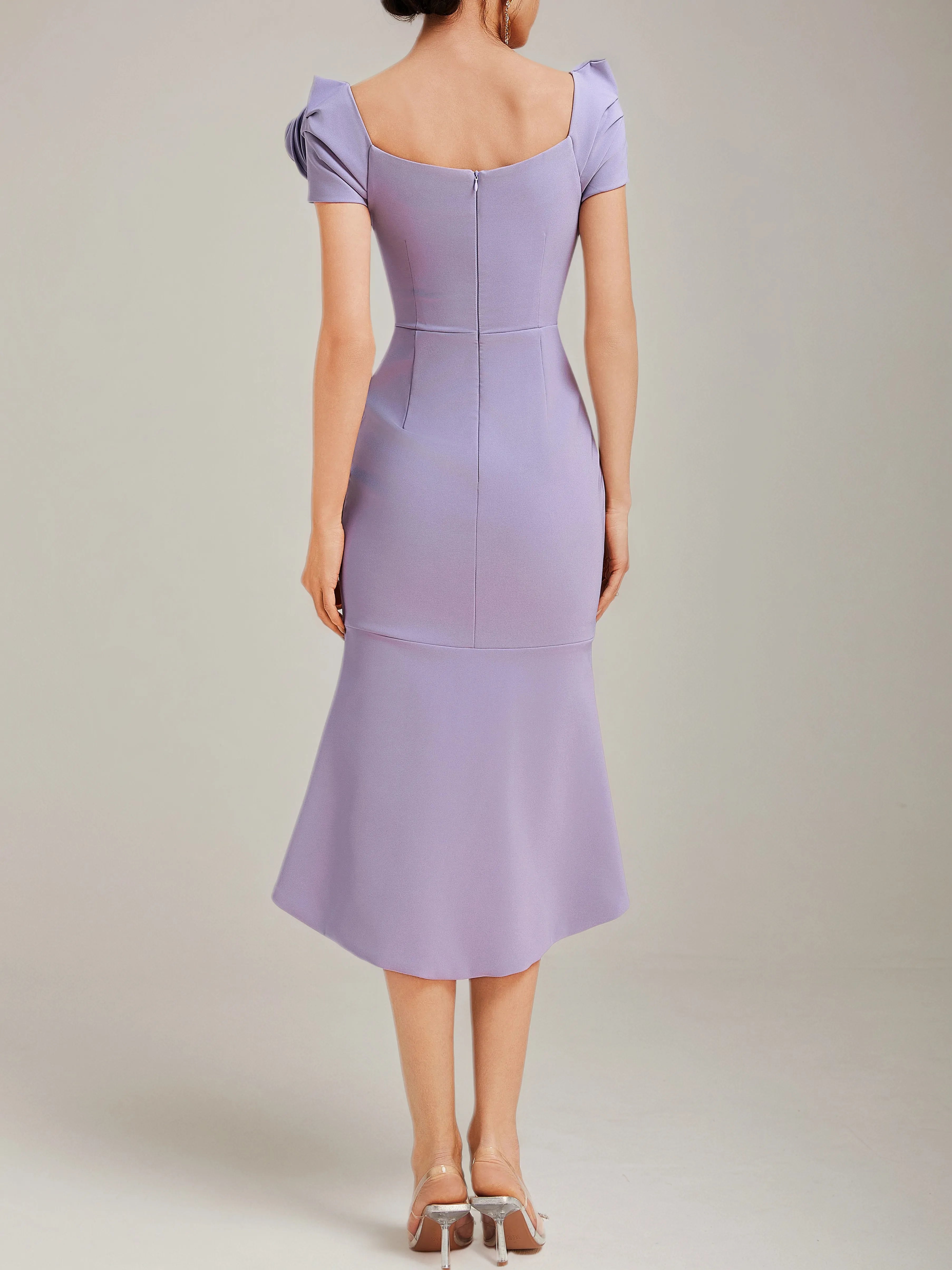 Lavendelfarbenes gerafftes Etui-Midi-Kleid mit 3D-Blumenmuster, klassischem V-Ausschnitt und kurzen Ärmeln