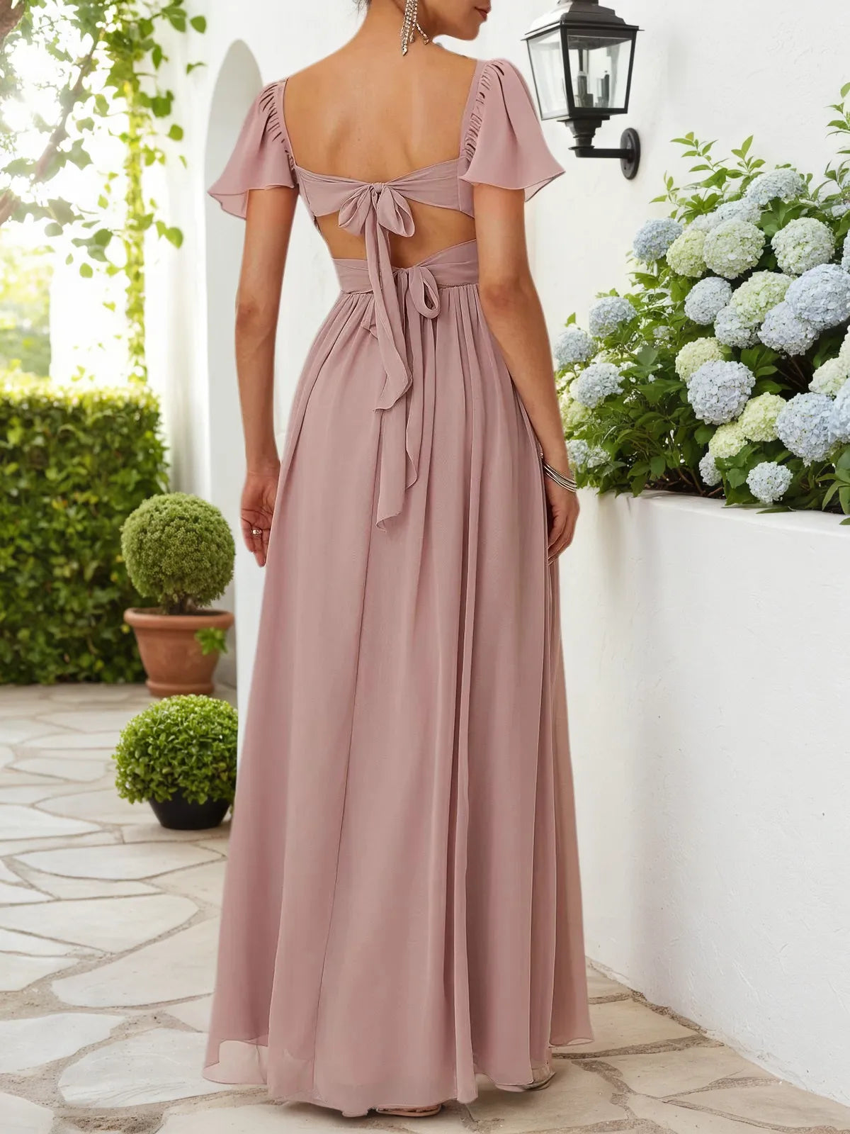 Rosa gerafftes Chiffon-Maxikleid mit Schnürung, quadratischem Ausschnitt, Trägern und Glockenärmeln im A-Linien-Stil