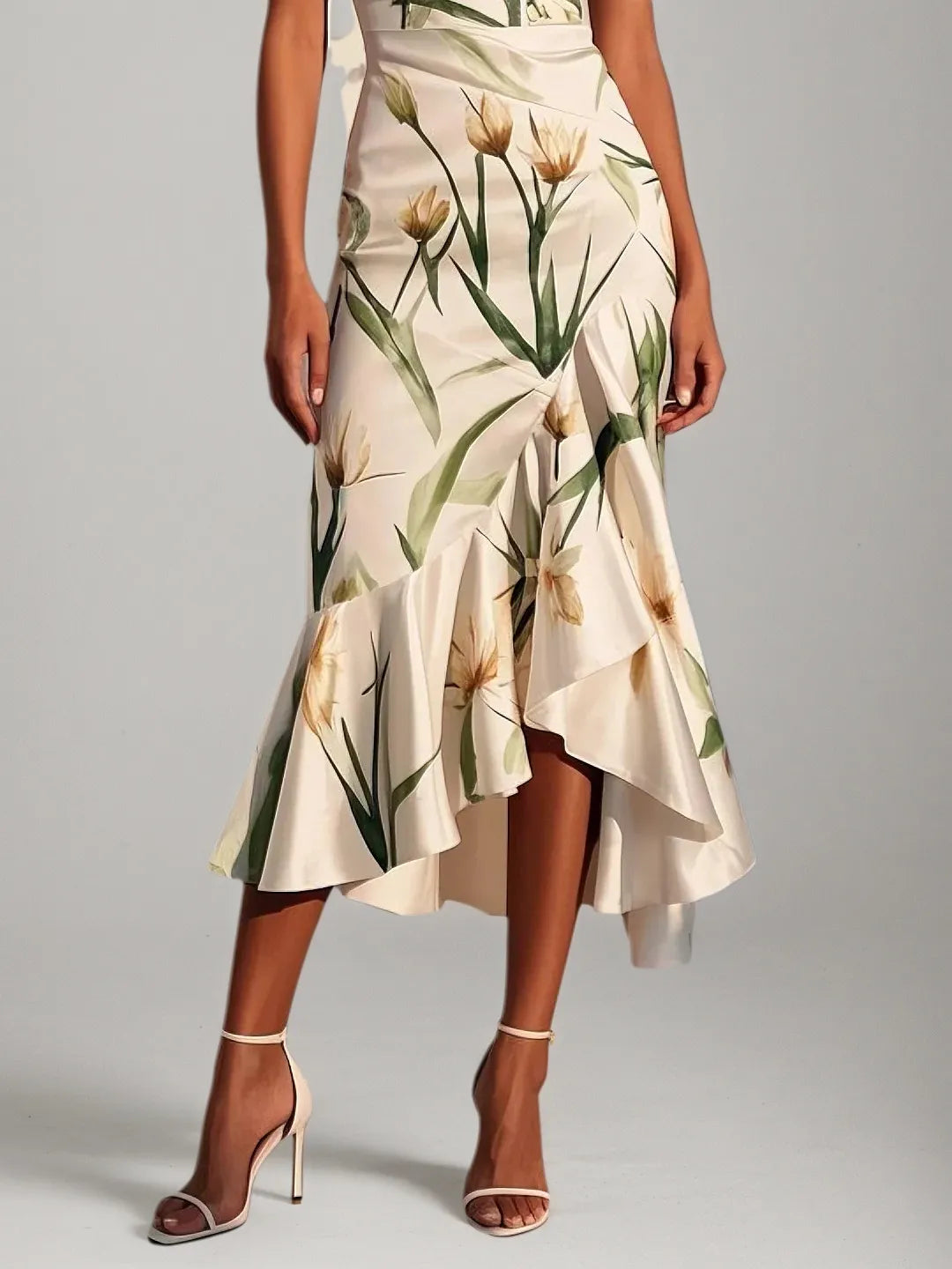 Vestido midi de satén marfil con escote en V y corte sirena floral