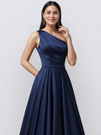 Robe de soirée longue en satin bleu marine, coupe trapèze, une épaule, avec poche