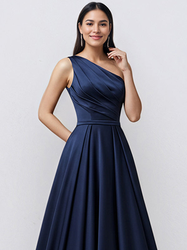 Robe de soirée longue en satin bleu marine, coupe trapèze, une épaule, avec poche