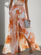 Vestido maxi de gasa naranja multicolor con flores, pedrería, abertura, un solo hombro y sin mangas en línea A