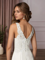 Vestido de novia blanco de encaje y gasa, con escote en V y pantalones