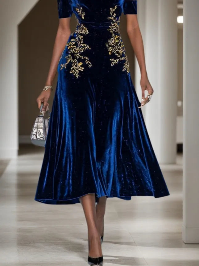 Vestido midi línea A azul oscuro de terciopelo con apliques, fruncido, escote off-the-shoulder y manga corta