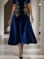 Vestido midi línea A azul oscuro de terciopelo con apliques, fruncido, escote off-the-shoulder y manga corta
