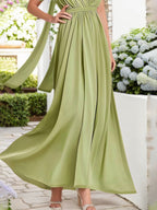 Vestido verde plissado longo para convidada de casamento no outono, com lenço
