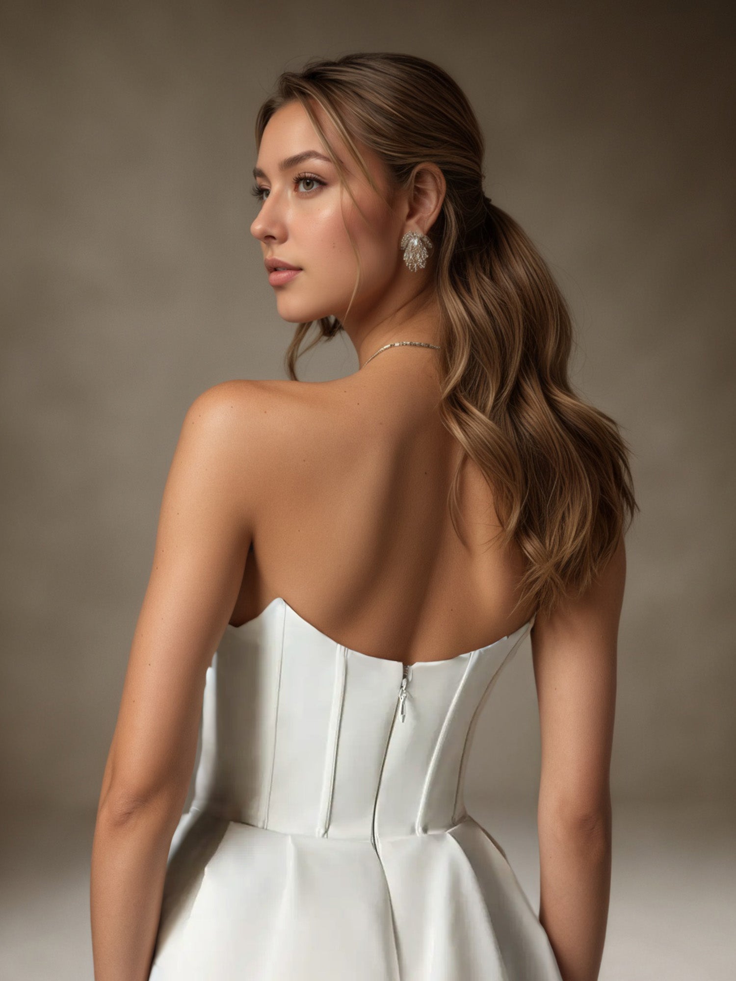Vestido de novia de satén sin tirantes en línea A con falda de gala blanca