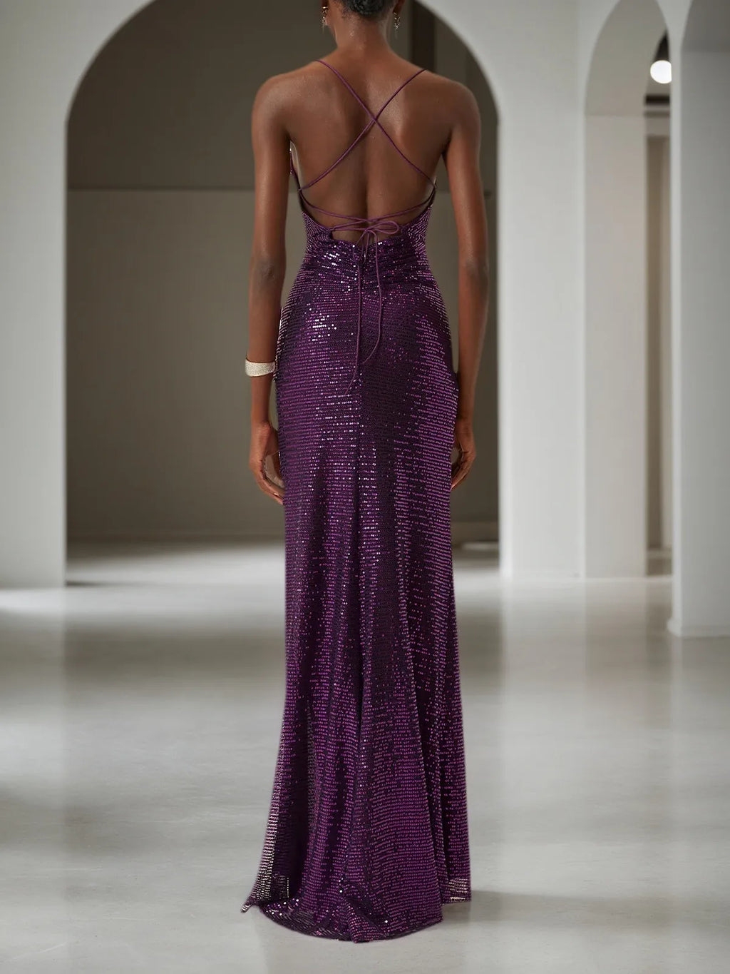 Abito lungo viola aderente con spacco, paillettes, spalline sottili e arricciature