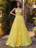 Abito da sera con corsetto in tulle senza spalline giallo con applicazioni in pizzo floreale
