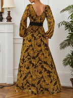 Vestido largo línea A de gasa floral dorada con abertura, escote en V y mangas globo largas